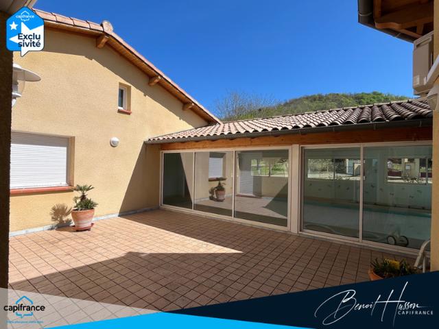 Maison T4 de 168m² de plain pied avec piscine intérieure et sous sol