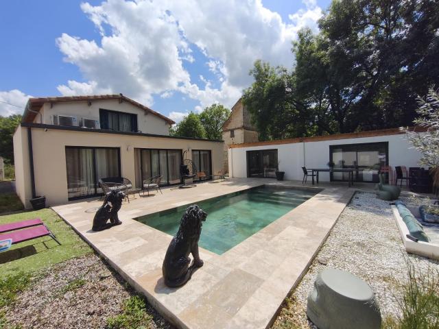 Maison T4 de 175 m2 entièrement rénovée avec piscine en pierres de Bali