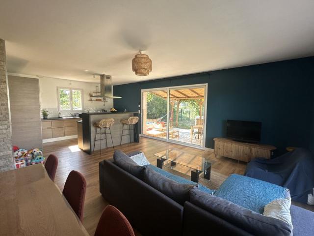 Maison T4 de plain pied avec jardin et pisicine