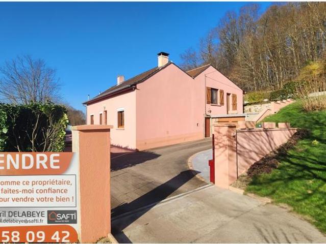 Maison T4 proche des commodités, avec le canal en façade, et un bois exploitable en arrière plan