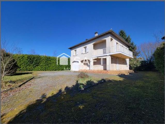Maison T5 de 140m², 4 chambres, balcon traversant et vue dégagée, un garage de plus de 35m², jardin de 1100m². Devis sont disponibles