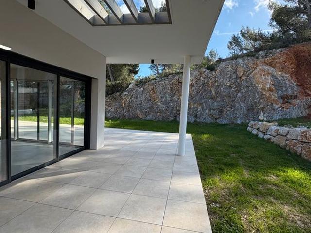 Maison T5 de 156m² avec 67m² de terrasse + 585m² de jardin