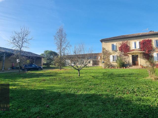 Maison T5 de 212 m2 + villa T3 Pp de 62 m2 + piscine + établ. 212m² Puymaurin
