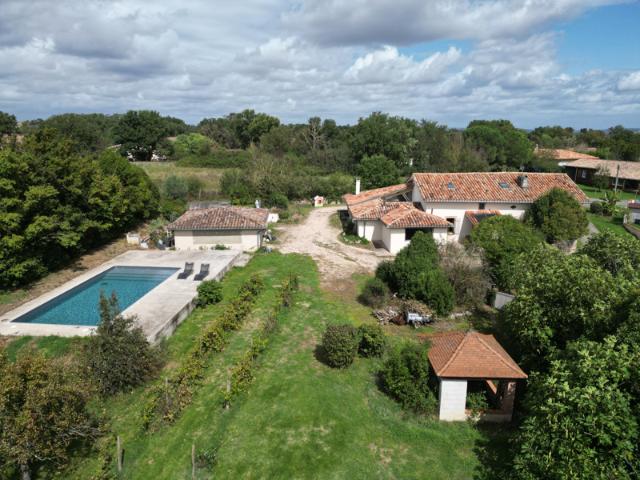 Maison T5 de 237 m2 avec piscine et terrain paysagé clôturé