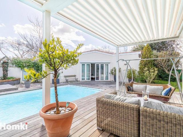 Maison T5 de 241 m² avec piscine et studio