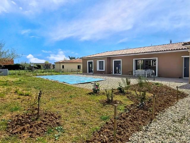 Maison T5 de plain pied avec piscine et garage sur parcelle de 1390m2