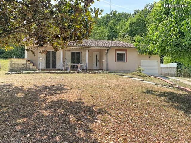 Maison T5 de plain pied, double garage, terrain clos