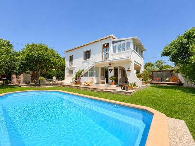 Maison T5 proche centre village avec piscine, garage et dépendances