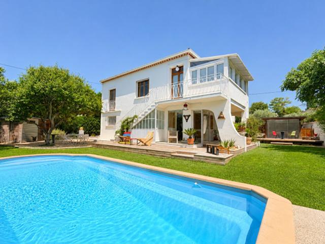 Maison T5 proche centre village avec piscine, garage et dépendances
