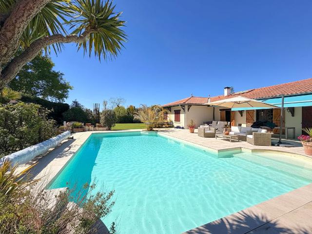 Maison T6 avec piscine et grand jardin à vendre à Gujan Mestras