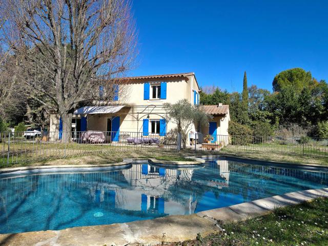 Maison T6 de 130 m2 sur parcelle de 2000 m2 avec garage et piscine