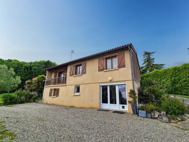 Maison T6 de 172m2 avec piscine et garage sur terrain de 2,8
