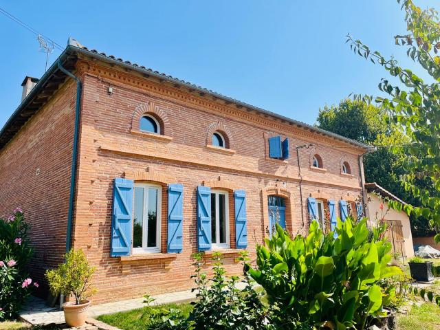 Maison T6 de 250 m2 avec dépendances sur plus de 6 hectares