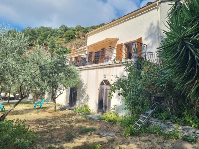 Maison T6 située dans un village à 30 min de la mer