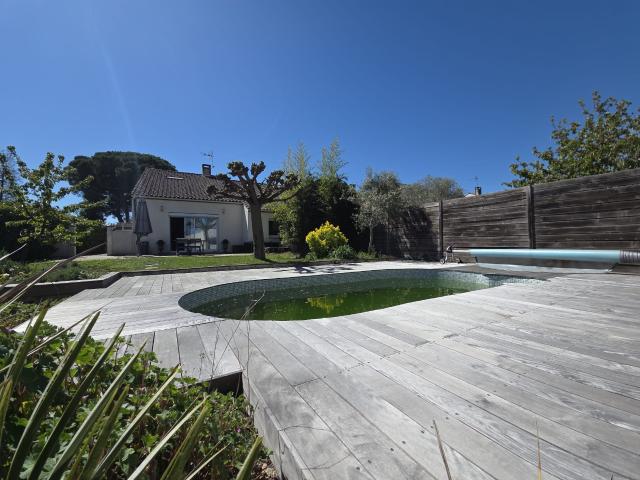 Maison T6 rénovée de 115m2 sur un terrain avec piscine de 439m2 à Saint Jean