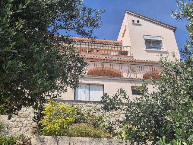 Maison T6 + T2 indep. et garage magnifique vue rade