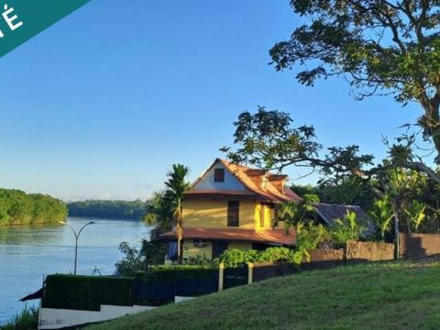 Maison t6 traditionnelle guyanaise le long du fleuve