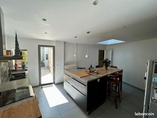 Maison t7 avec cour secteur boulingrin
