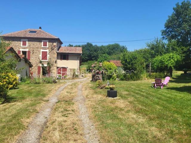 Maison T8 197 m2 terrain 1 ah