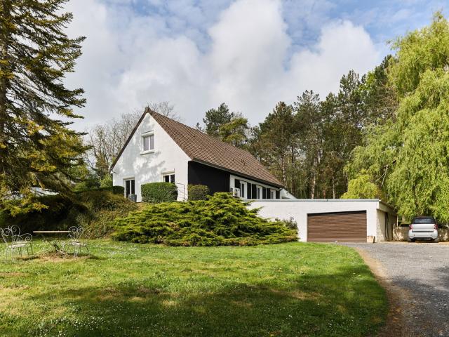 Maison T8 d’exception de 197 m2 avec piscine et garages, dans un parc de 15 700 m2, située à Roucy