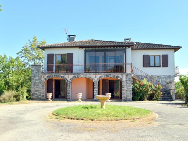 MAISON T9 250 m2 4500 m2 de terrain
