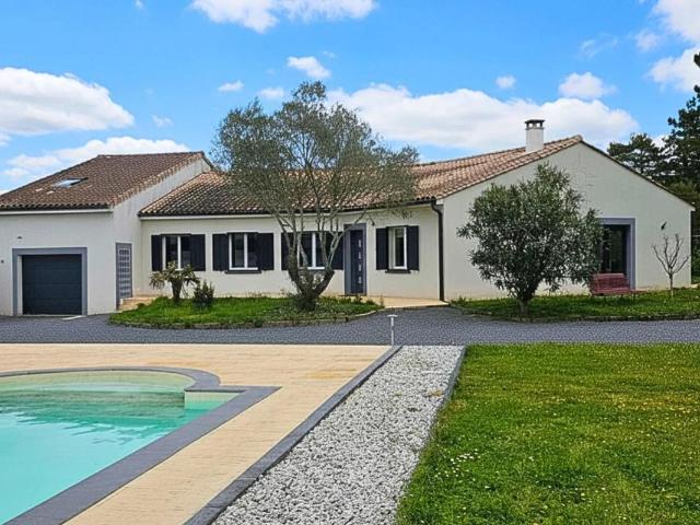 Maison T9 avec jardin et piscine à Saint André de Cubzac