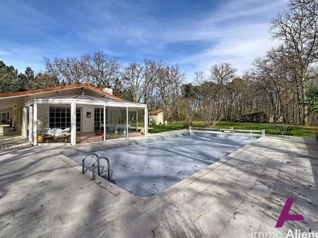 Maison traditionelle plaind pied avec piscine et grand parc