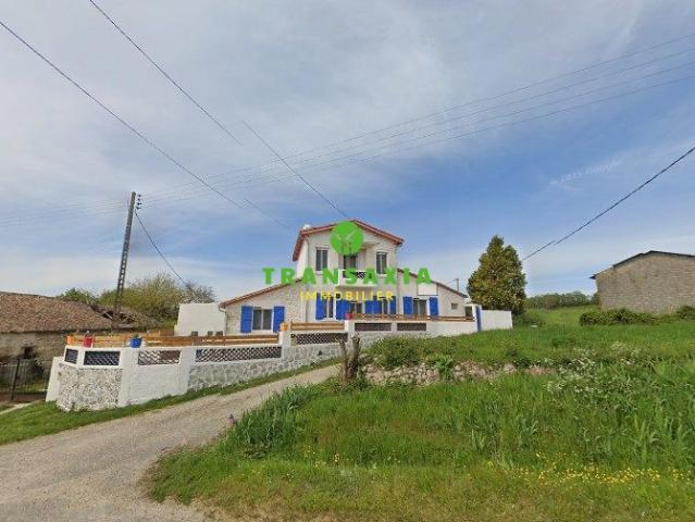 Maison traditionnelle à la campagne
