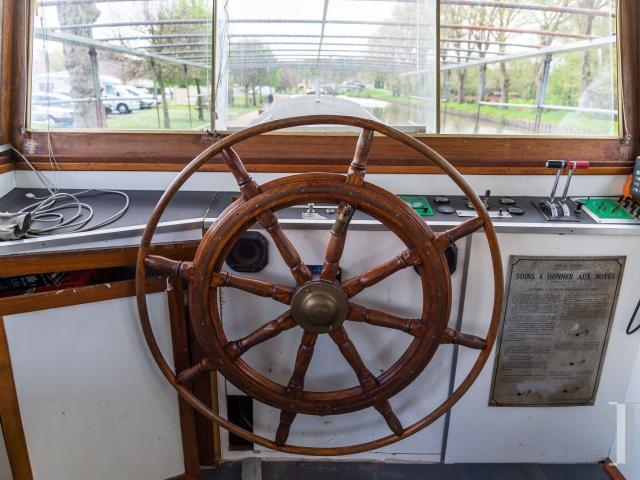 À moins de 2 h de Paris, une péniche aménagée par le célèbre arc