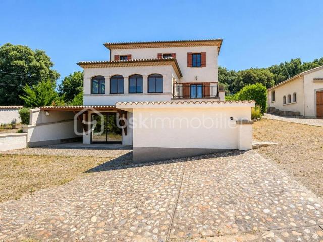 Maison traditionnelle avec très belle vue, grands volumes et terrain de plus de 2 000 m²