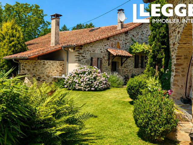 Maison traditionnelle avec beau jardin et deux granges