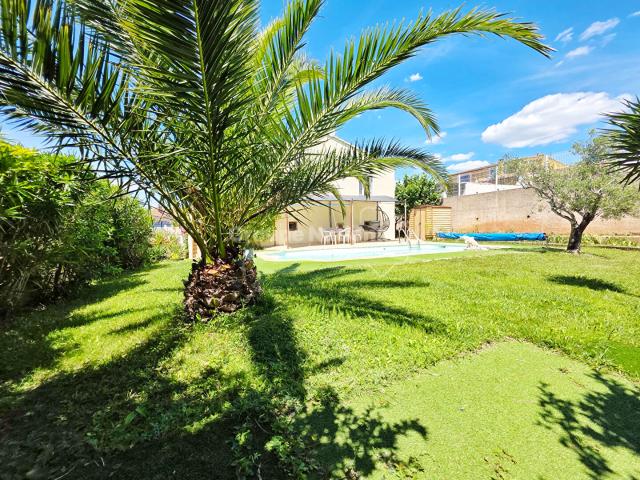 Maison traditionnelle avec piscine, garage double et stationnement camping car
