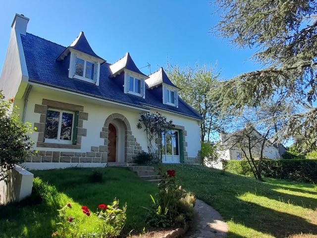 Maison traditionnelle dans un cadre de verdure, proche centre