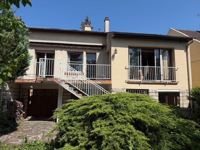 Maison traditionnelle dans quartier pavillonnaire avec un gros volume