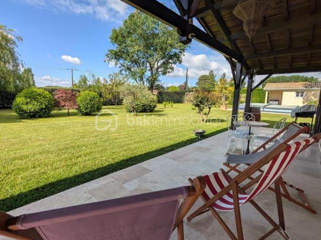 Maison de 151m2 avec piscine, véranda, garage + carport le tout sur un parc arboré de 3653m2 au calme, 5 chambres, Pugnac