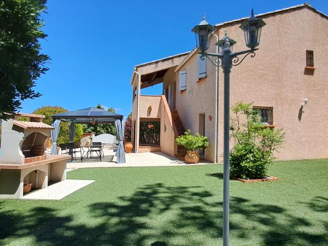Maison traditionnelle de 184 m2 utiles 90 m2 hab. Piscine, grand garage et vue Cévennes Gajan 30730