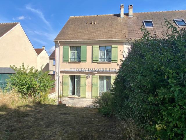 Maison traditionnelle de 4 pièces, édifiée en 2004, sur 290