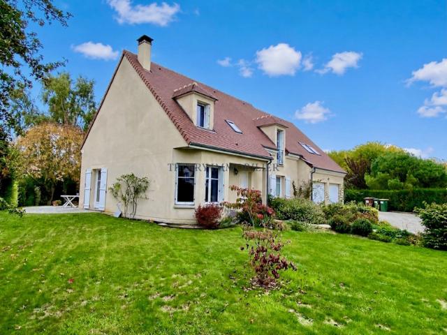 Maison traditionnelle de 9 pièces principales sur 1033 m2 de