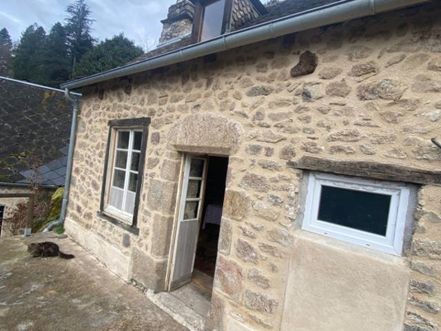 Maison traditionnelle de village avec une deuxième habitatio