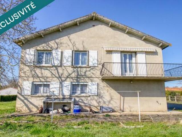 Maison traditionnelle des années 70 avec sous sol complet et grand jardin avec un puits