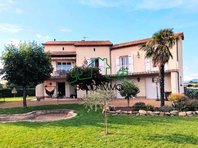 Maison traditionnelle d'une superficie habitable de 196 m2 sur la commune de Saint Sernin 07200