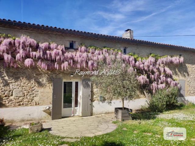 Maison traditionnelle en pierre mitoyenne de 3 chambres avec une vue magnifique sur la vallée