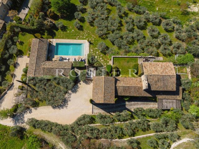 Maison traditionnelle en pierre avec annexe, garages, piscin. 350m² Gordes