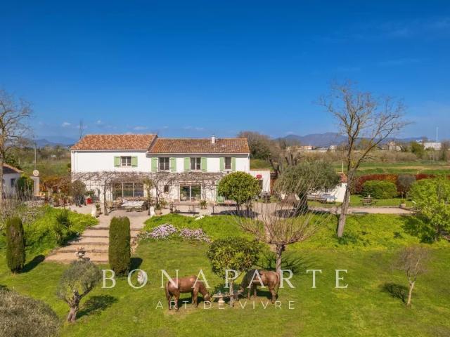 Maison traditionnelle en pleine nature et à proximité des co. 280m² Fréjus