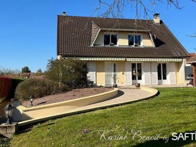 Maison traditionnelle, offrant un cadre de vie idyllique à la campagne, proche des commodités
