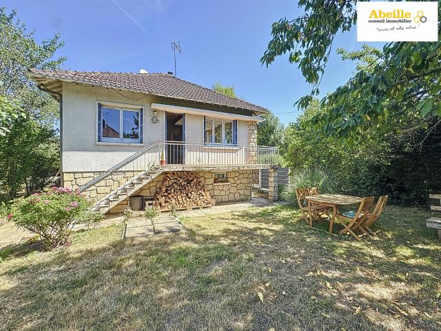 Maison traditionnelle sur sous sol total, environnent calme, terrain de 966m2