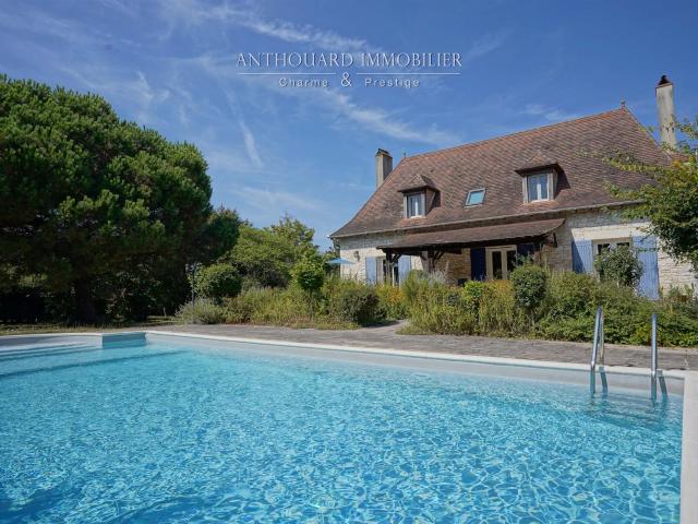 Maison traditionnelle, sur un parc avec piscine 140m² Bergerac