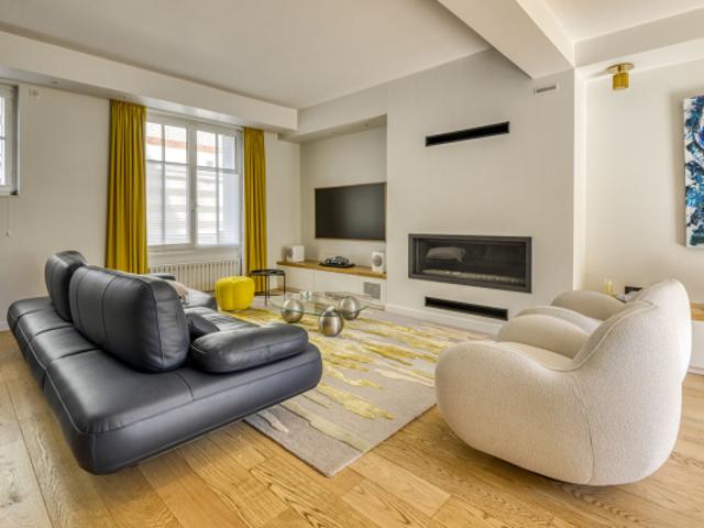 Maison très soignée de 185 m² 215 m² au sol entièrement rénovée en 2019 avec deux garages à proximité du quartier commerçant de Copernic
