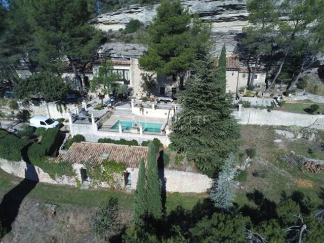 Maison troglodyte avec piscine bénéficiant d'une superbe vue sur le Luberon