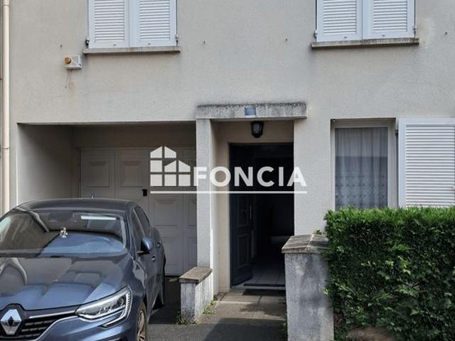 Maison trois chambres dans lotissement sécurisé.A 100 metres de la zone commerciale Saint Julien